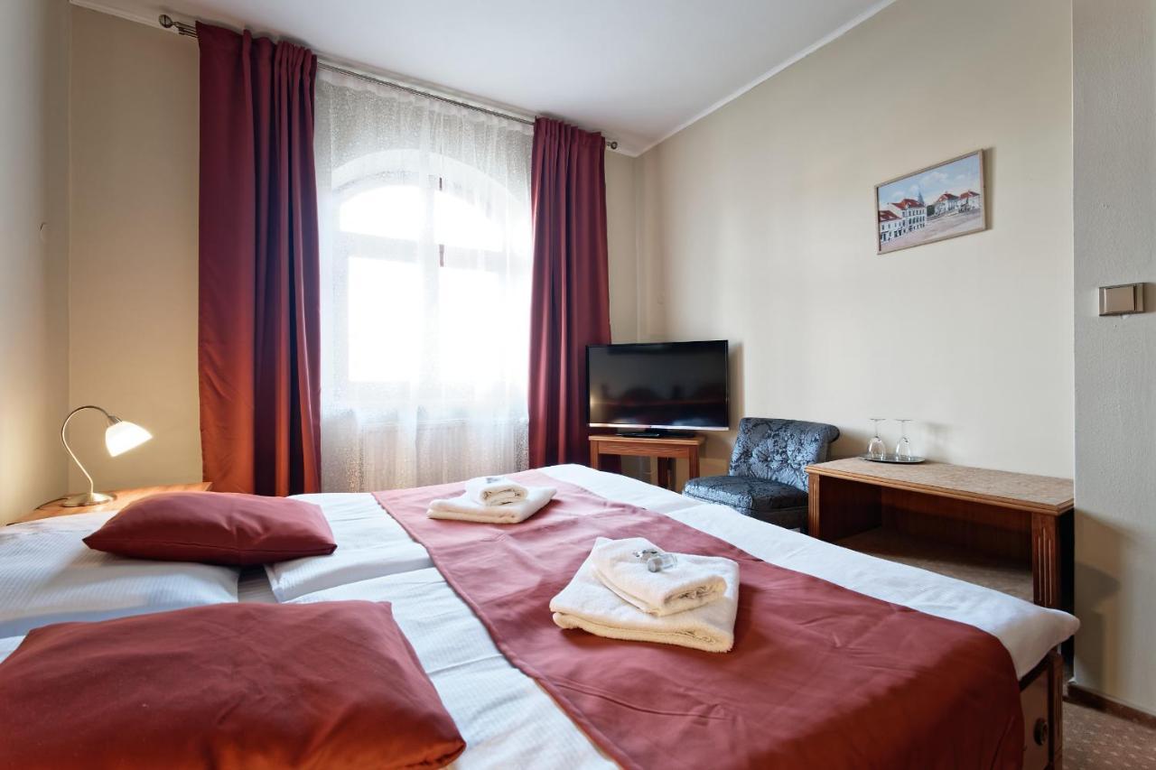 Hotel Napoleon Austerlitz Bagian luar foto
